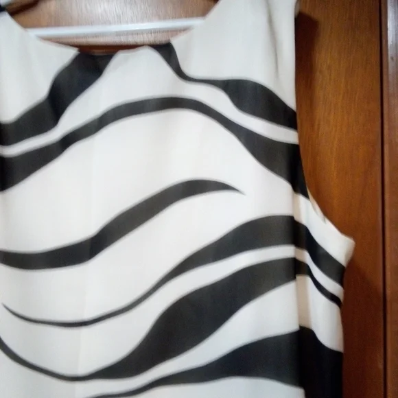 Women's Top - Picture 6 of 9